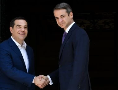 Guardian: Σχολιάζει το διαφορετικό στυλ του Κυριάκου Μητσοτάκη